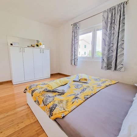 Flip - Flop Apartment Новаля Екстериор снимка